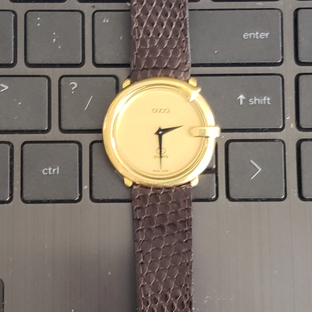 Gucci vintage watch scratch on the back last picture Price Firm - Picture 2 of 10